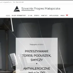 Strona internetowa szwalni Progres Małopolska, prezentująca ofertę przeszywania toreb, poduszek i smyczy, z widocznymi szpulami nici na tle.