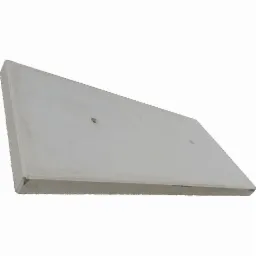 Szara, prostokątna płyta betonowa z dwoma okrągłymi otworami, sfotografowana pod kątem, ukazująca jej grubość i fakturę.