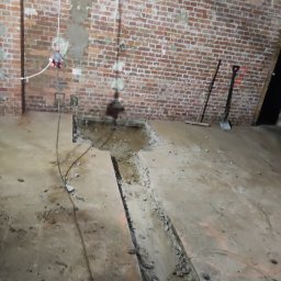 Skuwanie posadzki w piwnicy pod kanalizavję