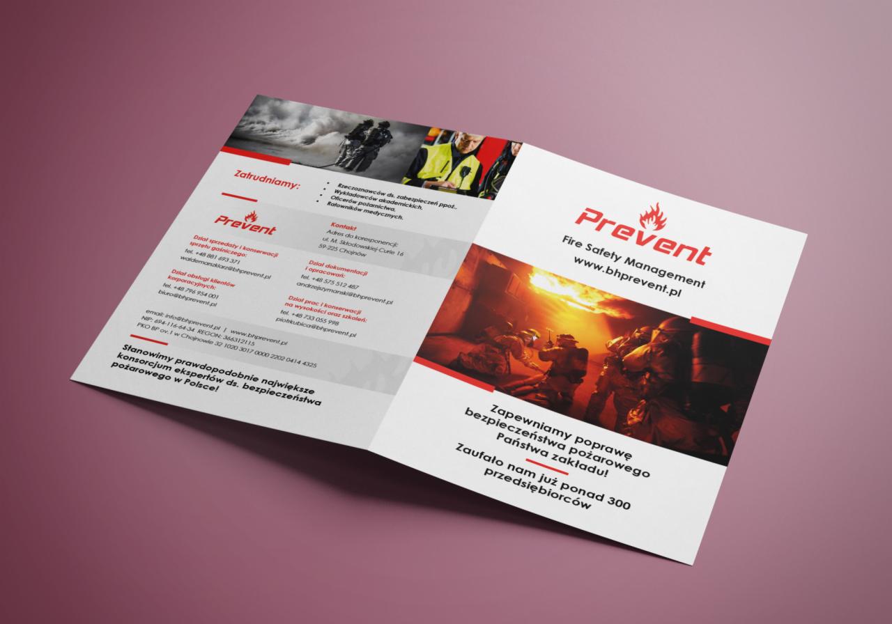 Dwustronna ulotka reklamowa firmy Prevent z zakresu bezpieczeństwa pożarowego, prezentująca zdjęcia strażaków w akcji gaszenia pożaru oraz dane kontaktowe firmy.