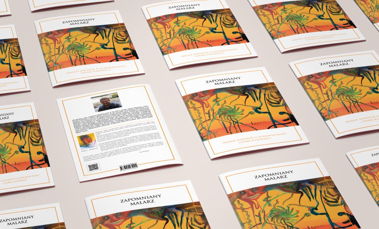 Układanka z egzemplarzy książki 'Zapomniany Malarz' z abstrakcyjną grafiką na okładce, widoczny tył z informacjami o autorze i kodem QR, całość na jasnym tle.