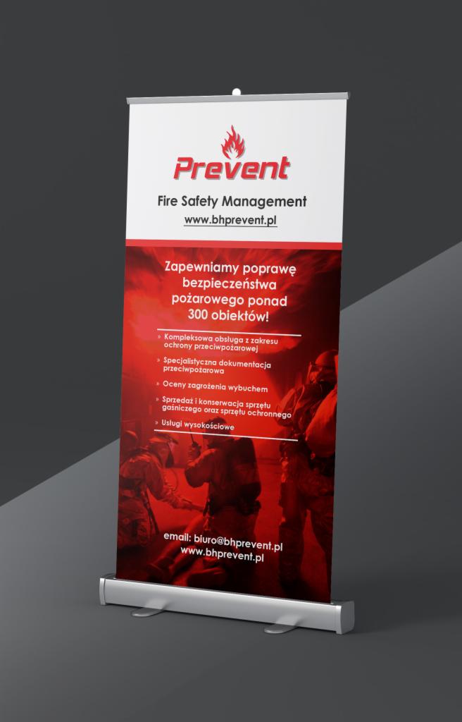 Roll-up reklamowy firmy Prevent Fire Safety Management z hasłem 'Zapewniamy poprawę bezpieczeństwa pożarowego ponad 300 obiektów!' oraz listą usług: kompleksowa obsługa, dokumentacja, oceny...