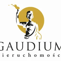 Logo firmy Gaudium Nieruchomości przedstawiające stylizowaną postać z pochodnią na tle złotego koła.
