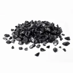 Kupa błyszczącego, czarnego węgla na białym tle, z wyraźnie widocznymi krawędziami i odbiciami światła.