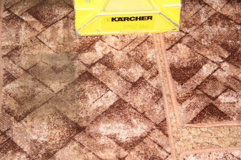 Czyszczenie brudnego dywanu w geometryczne wzory przy użyciu żółtego odkurzacza piorącego Karcher PW 20, widoczna różnica w kolorze po czyszczeniu.