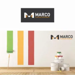 Grafika reklamowa firmy Marco Wykończenia i Malowanie: logo, ściana z trzema pionowymi pasami w kolorach zielonym, żółtym i czerwonym, wałek do malowania, puszki z farbami.