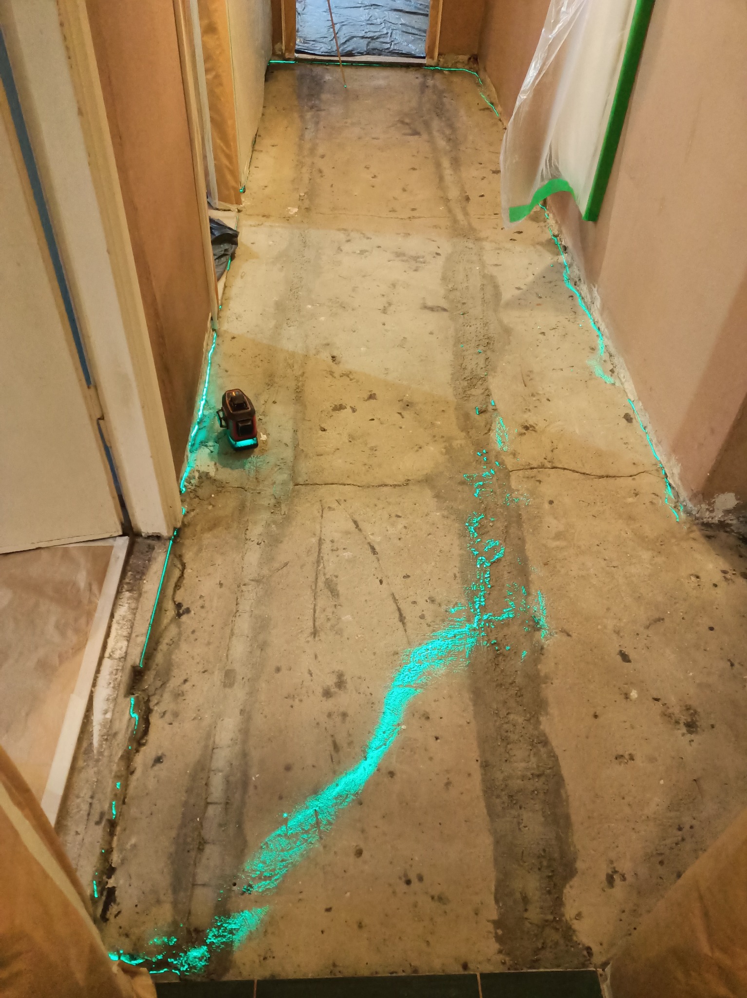 Pomiar nierówności podłogi przed ułożeniem deski podłogowej