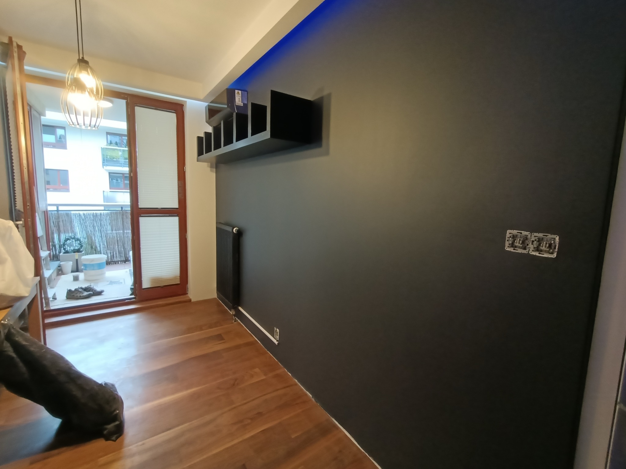 Grafitowa ściana pomalowana metodą tradycyjną (wałkiem)