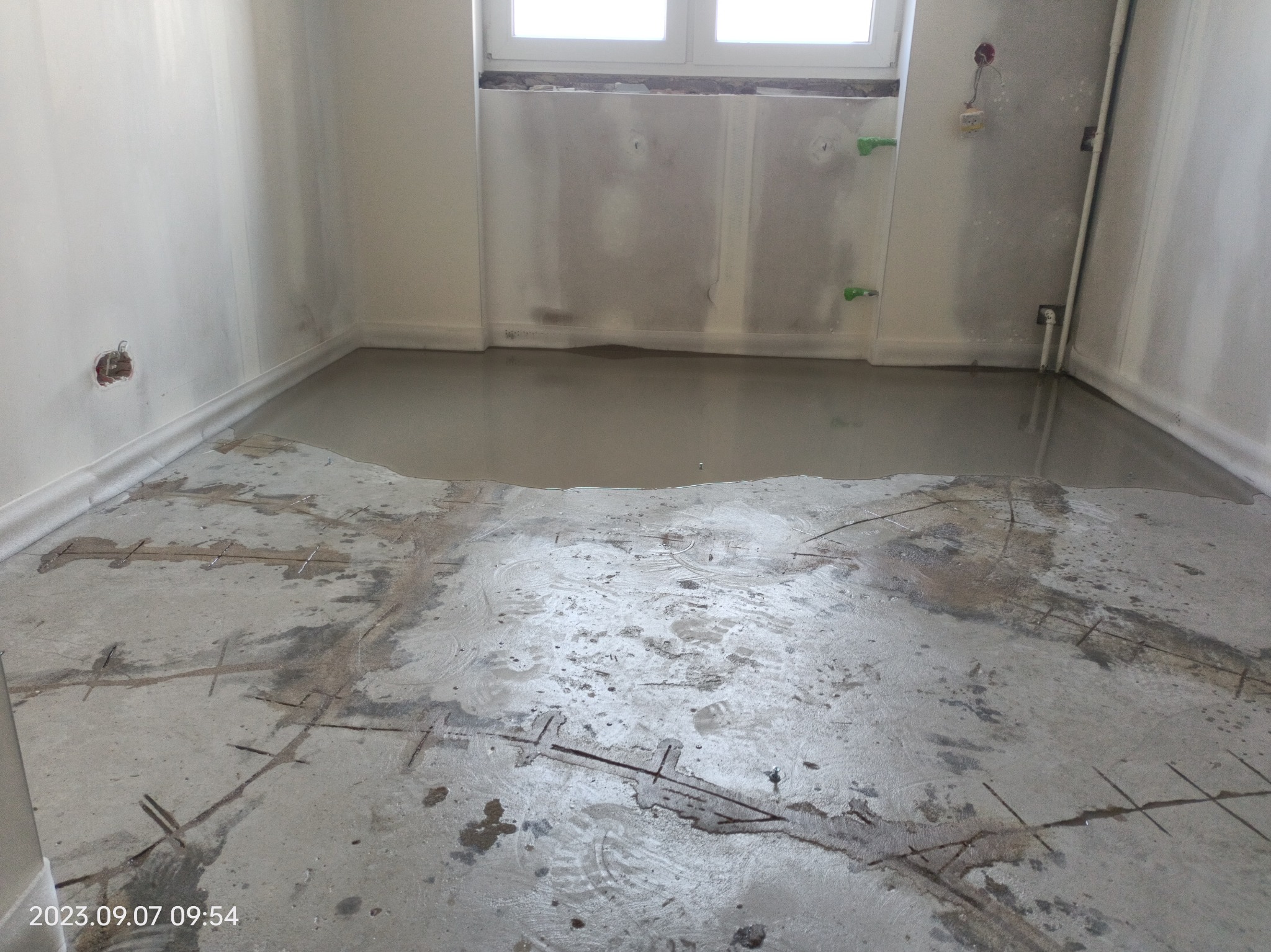 Rozpoczęcie procesu wyrównywania podłogi wylewką samopoziomującą