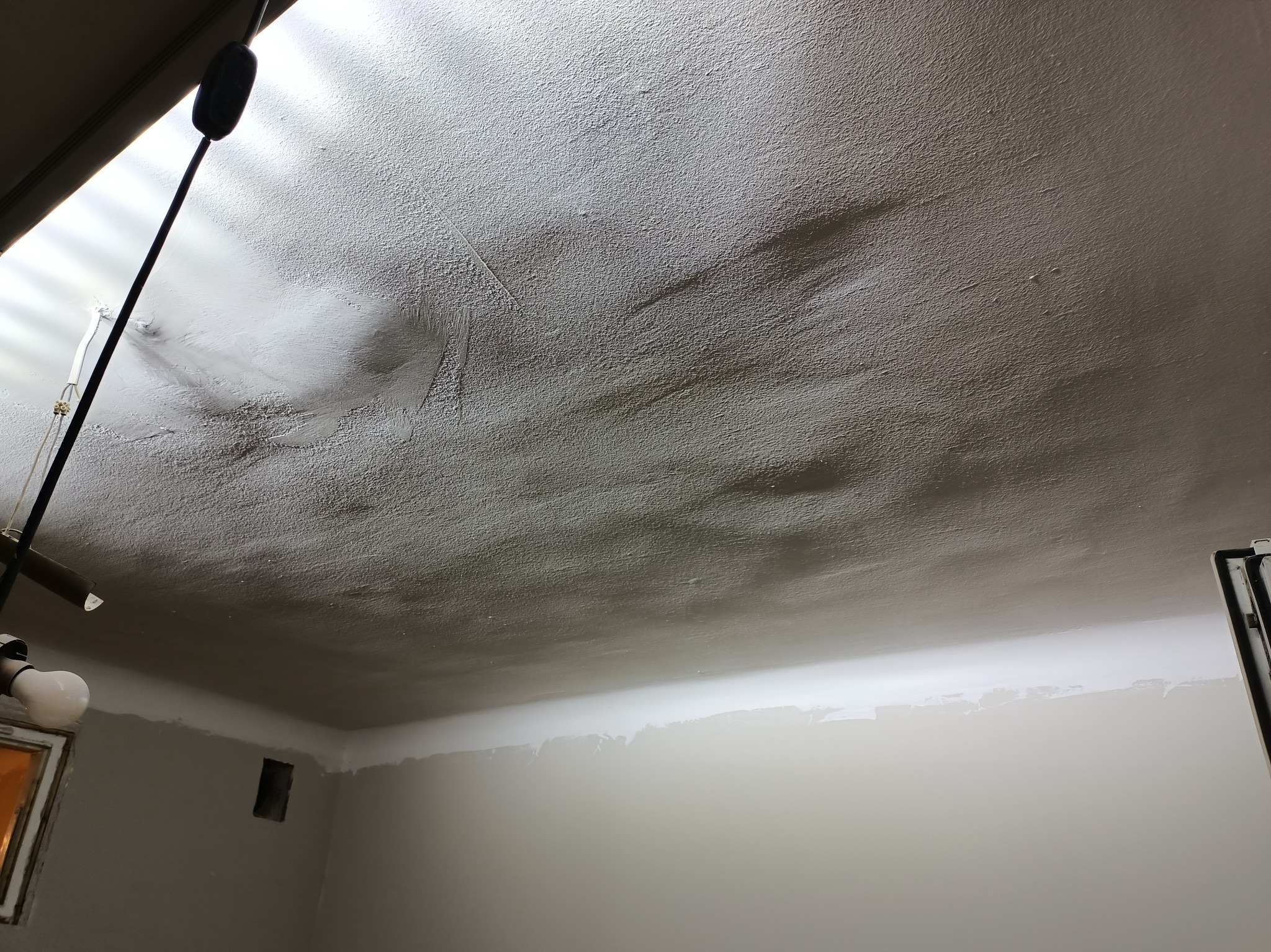 Weryfikacja (przy pomocy oświetlenia smugowego) sufitu przed rozpoczęciem prac renowacyjnych - kamienica z lat 40-tych