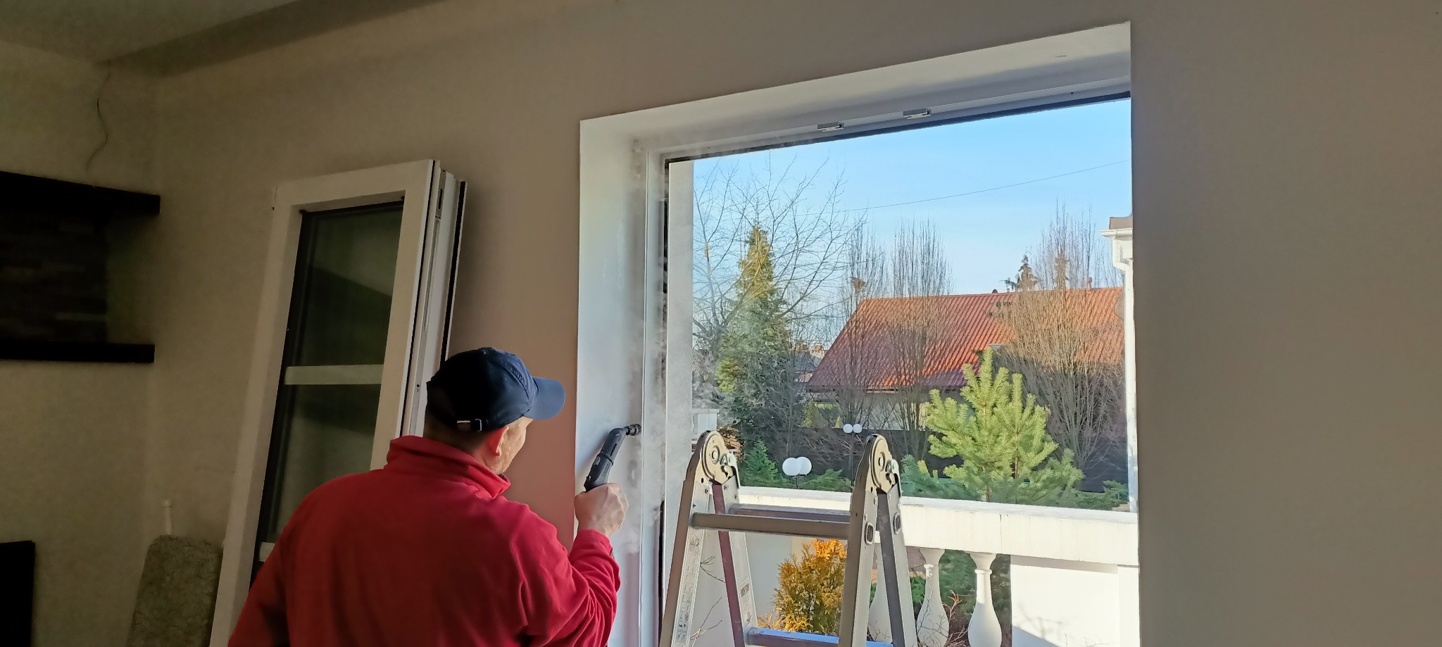 Parowe doczyszczanie futryn okien