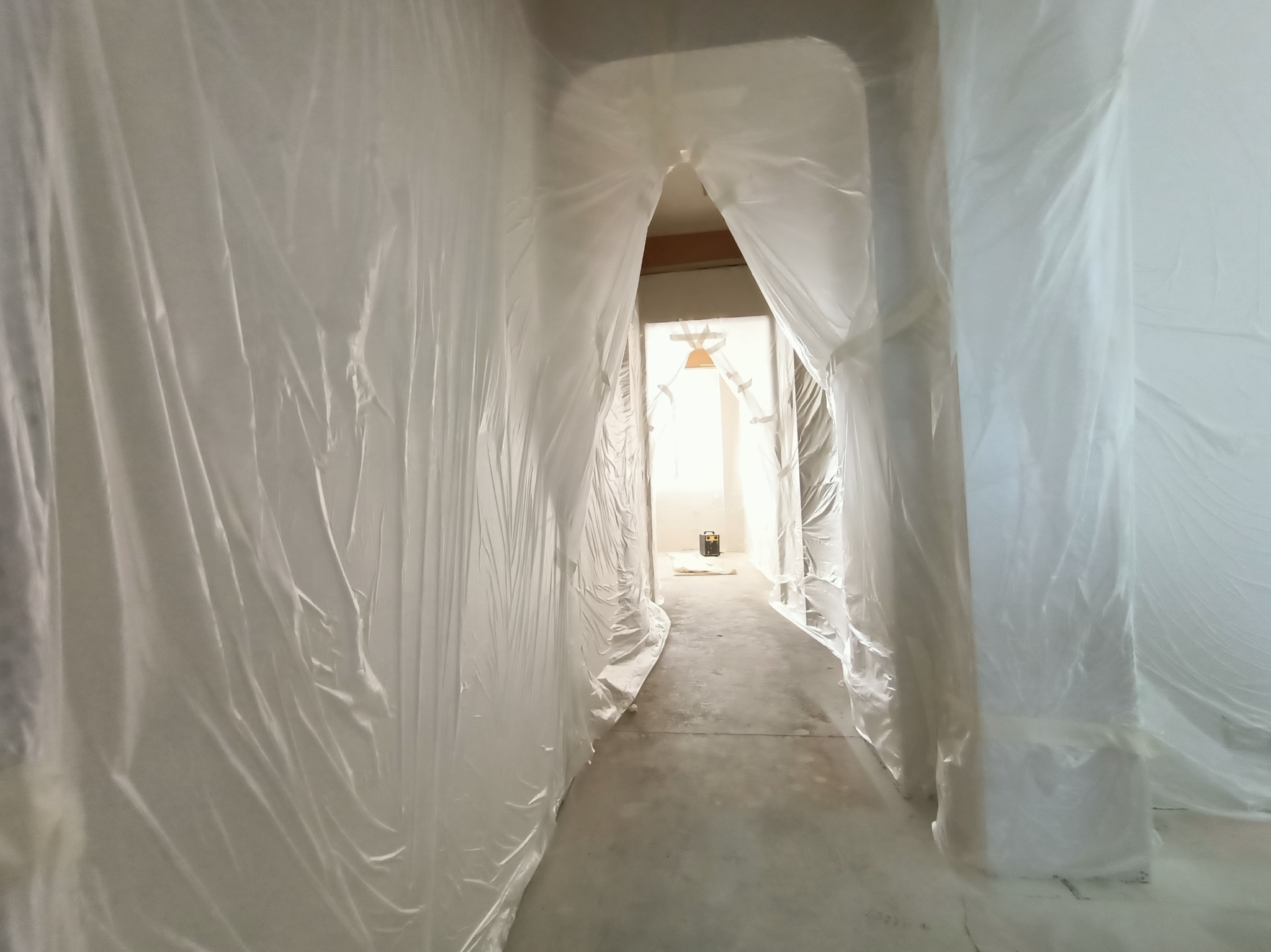 Zabezpieczenie ścian do malowania natryskowego sufitów