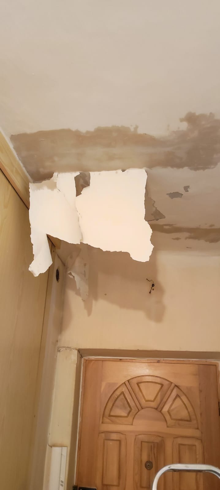 Ręczne usówanie starych powłok z sufitu