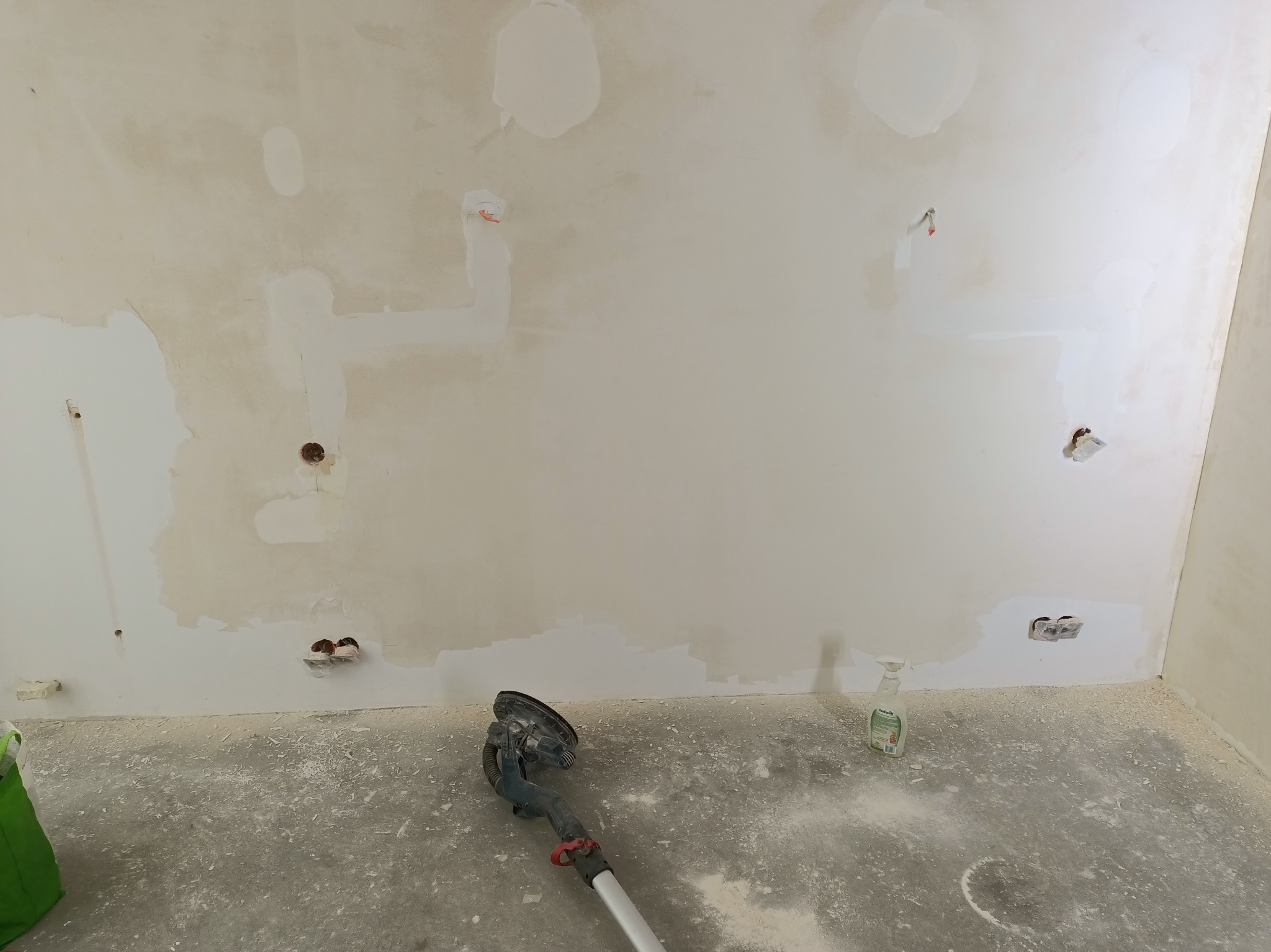 Mechaniczne usówanie starych powłok przed rozpoczęciem prac renowacyjnych