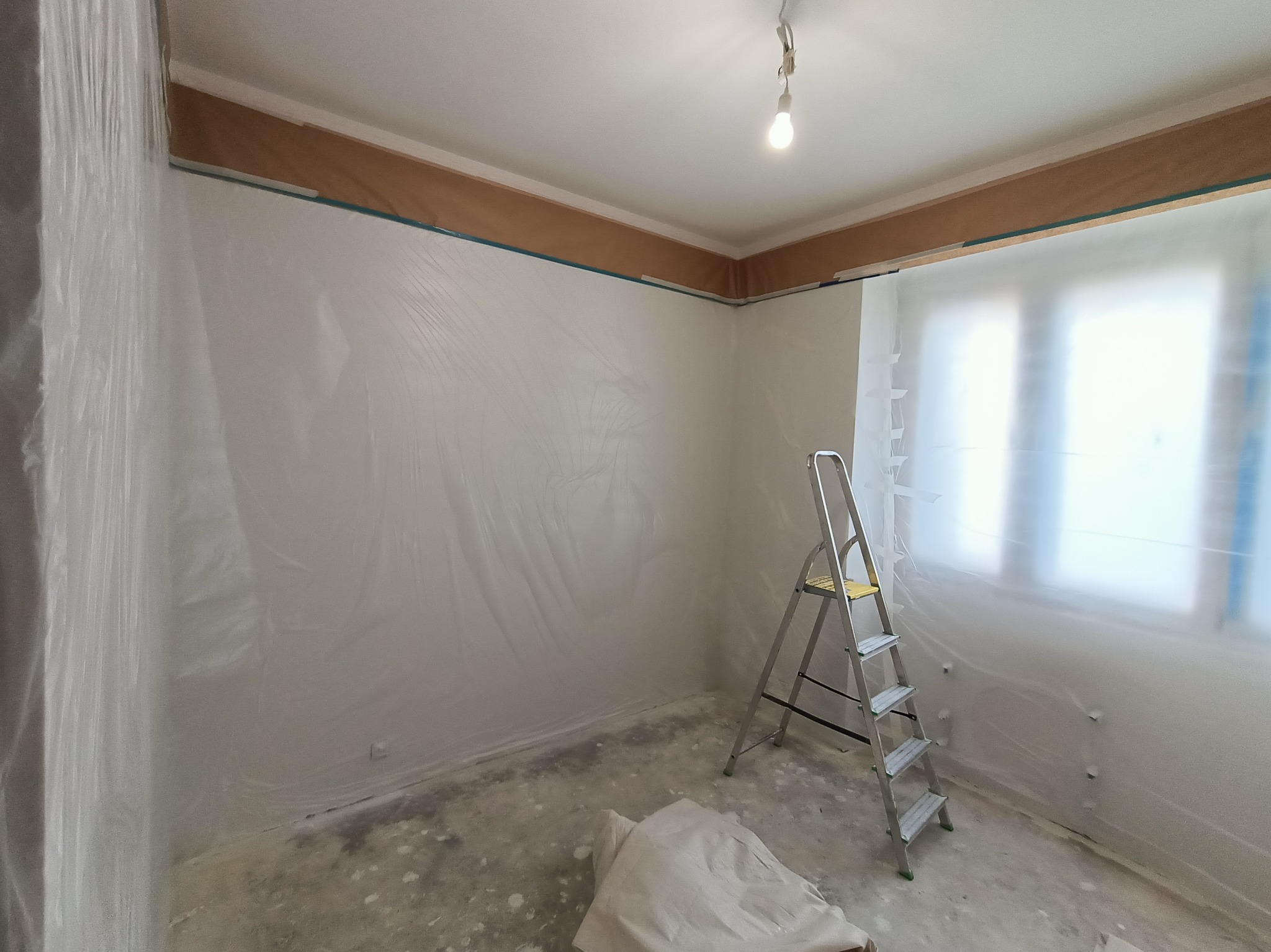 Zabezpieczanie ścian przed natryskowym malowaniem sufitu