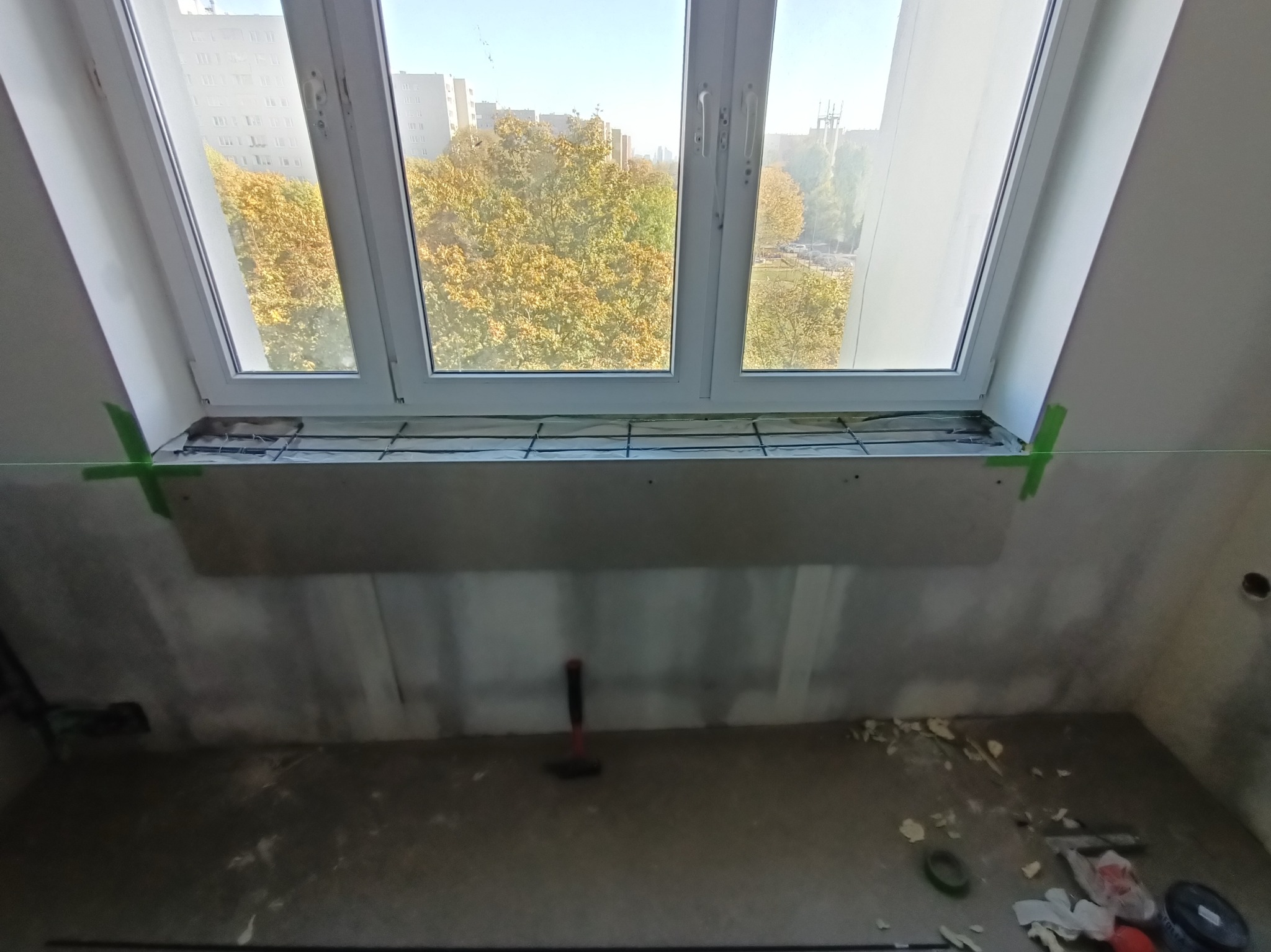 Szalunek przygotowujacy przed montażem parapetu