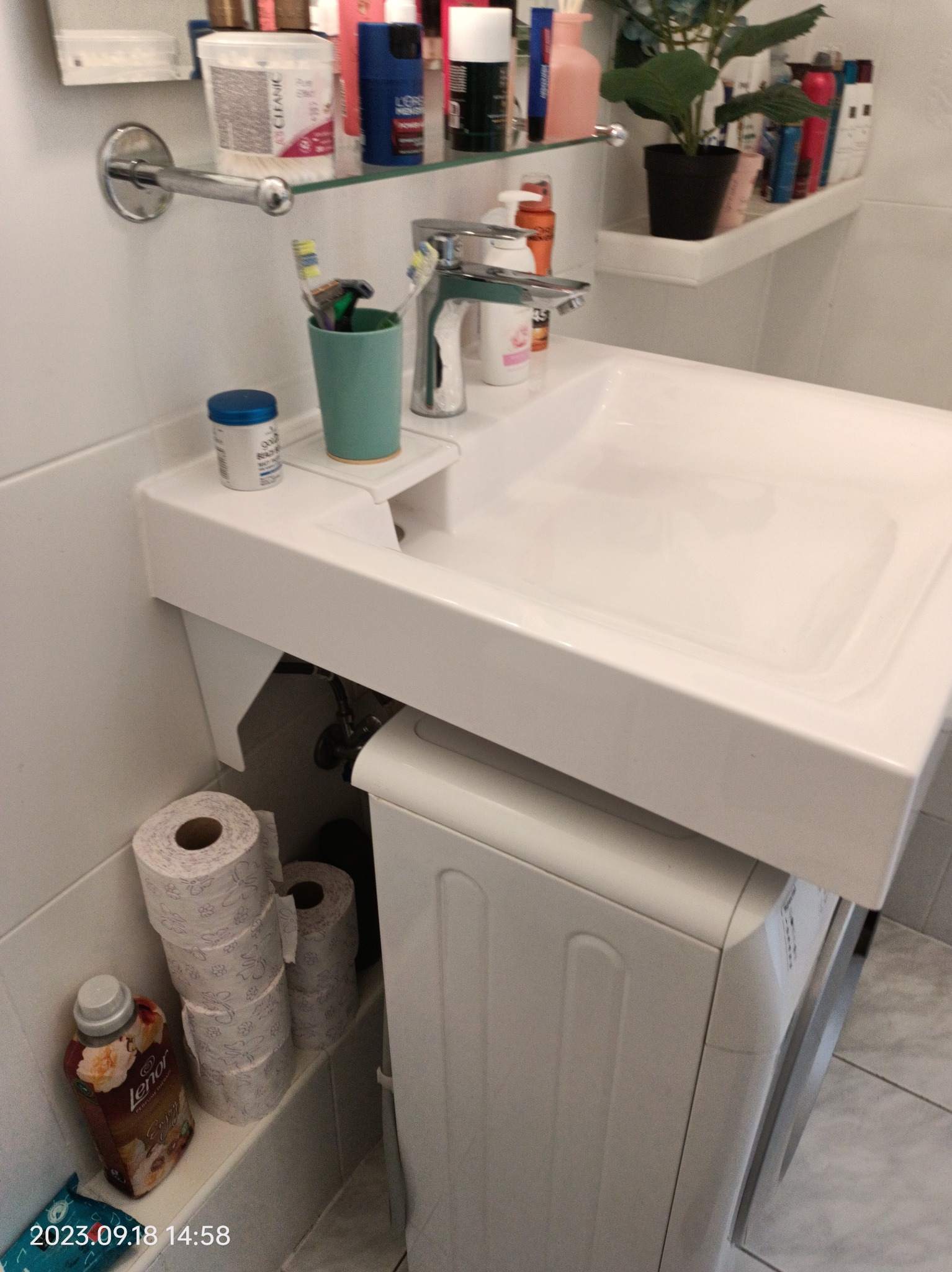 Efekt montażu umywalki nadpralkowej