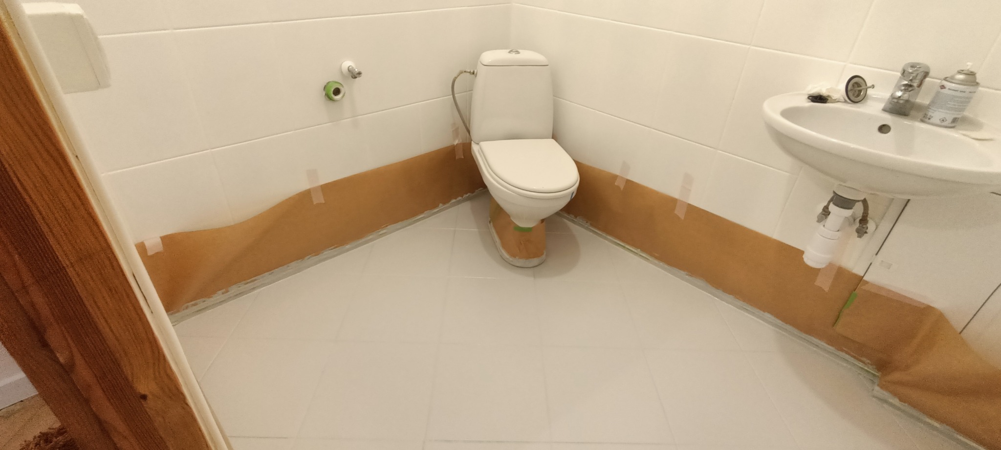 Renowacyjne malowanie płytek podłogowych w łazience