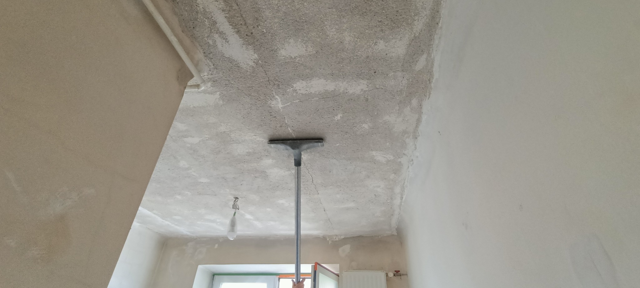 Odpalanie sufitu w budynku z lat 60-tych po mechanicznym usunięciu starych powłok