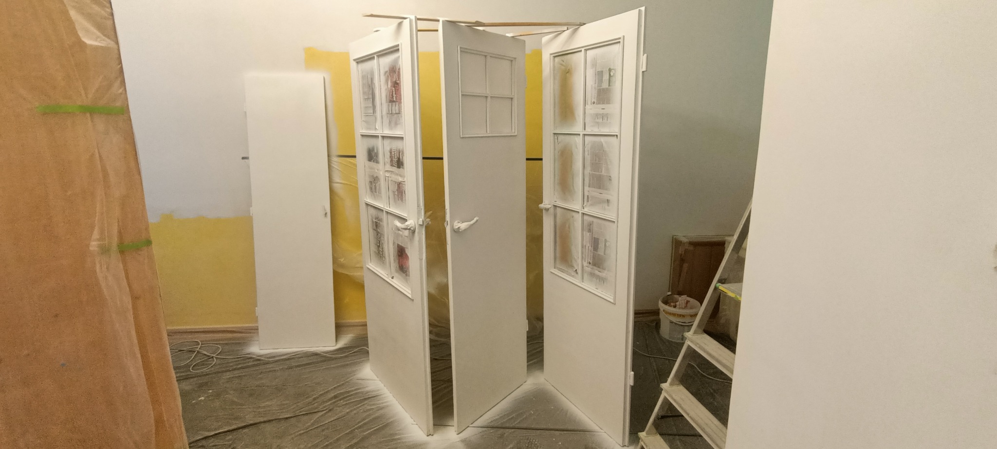 Drzwi z lat 70-tych pomalowane natryskowo pierwszą warstwą farby renowacyjnej