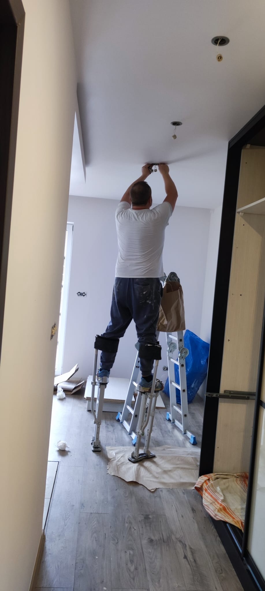 Prace na szczudłach znacząco przyspieszają montaże i demontaże na wysokości