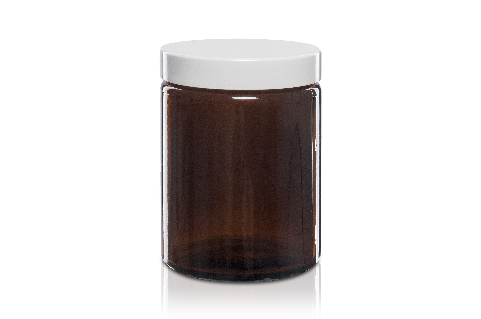 Pusta, brązowa szklana butelka z białą nakrętką, stojąca na białym tle z odbiciem.