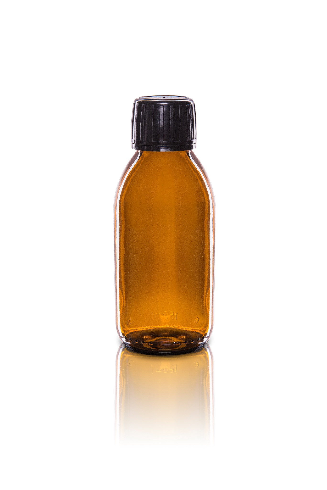 Pusta, brązowa, szklana butelka z czarną zakrętką, stojąca na białym tle z odbiciem.