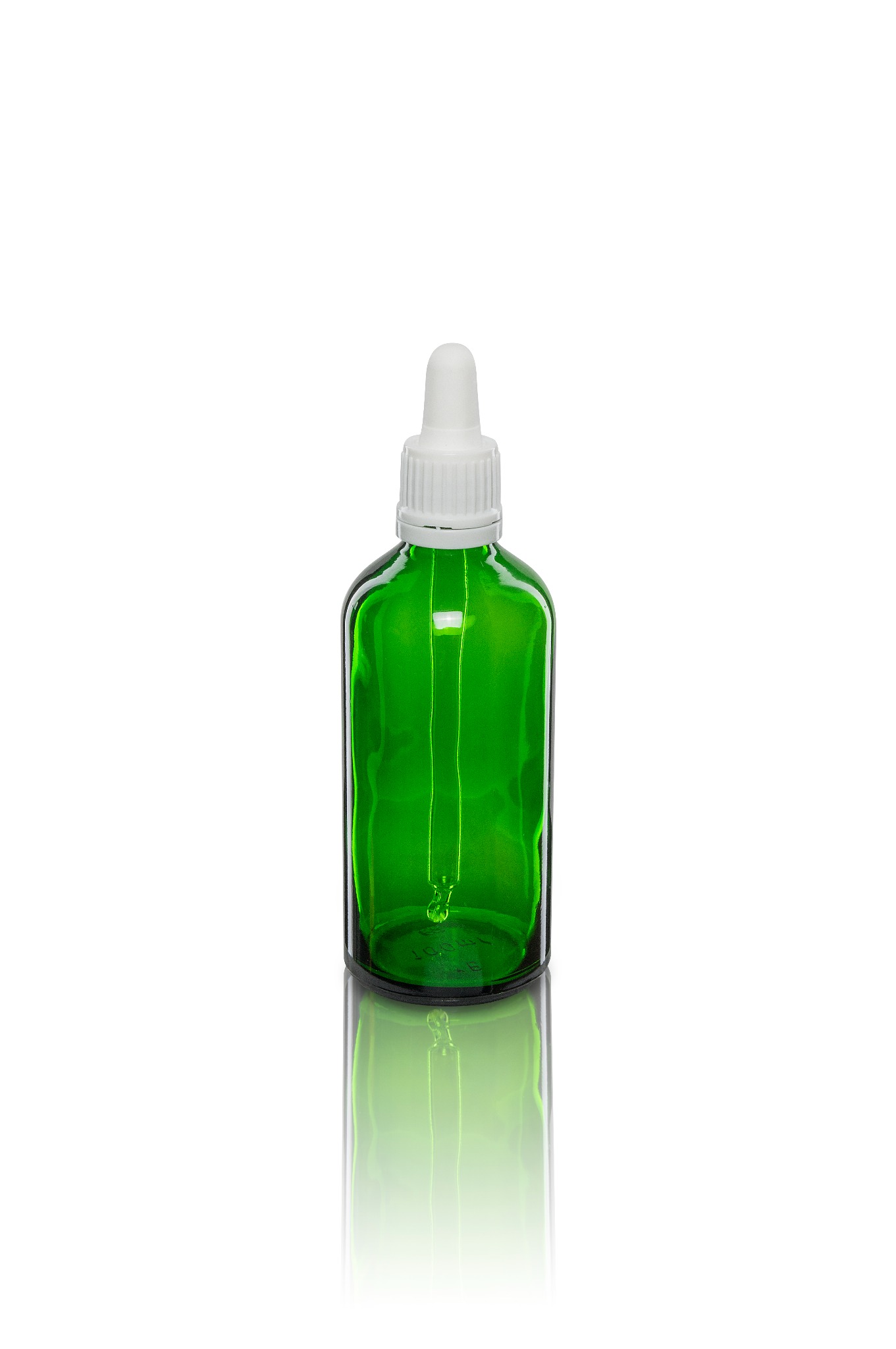 Szklana, zielona butelka z pipetą na białym tle, widoczne odbicie butelki.