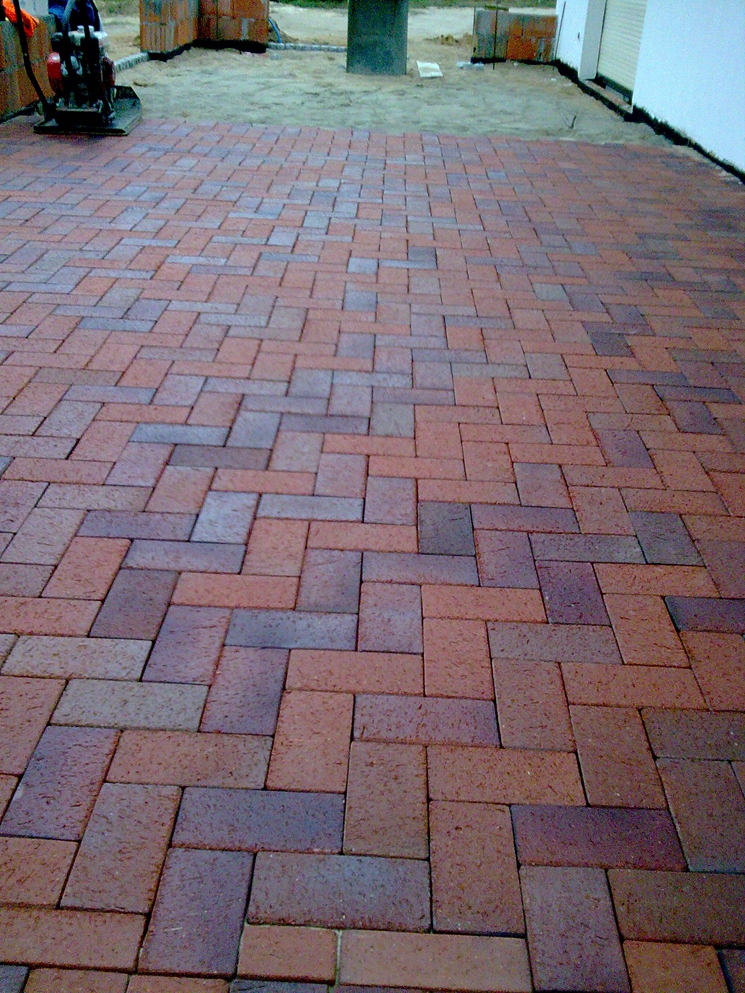 Układanie kostki brukowej, granitowej, kamienia polnego, ażurów itp.