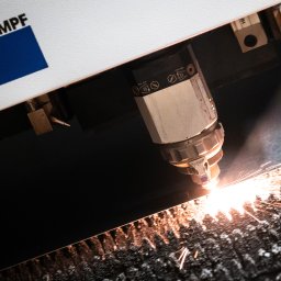 Wycinanie laserowe blach w technologii FIBER to obecnie najbardziej nowoczesna metoda cięcia stali. Charakteryzuje się bezkonkurencyjną precyzją i szybkością działania przy stosunkowo niskich kosztach eksploatacyjnych