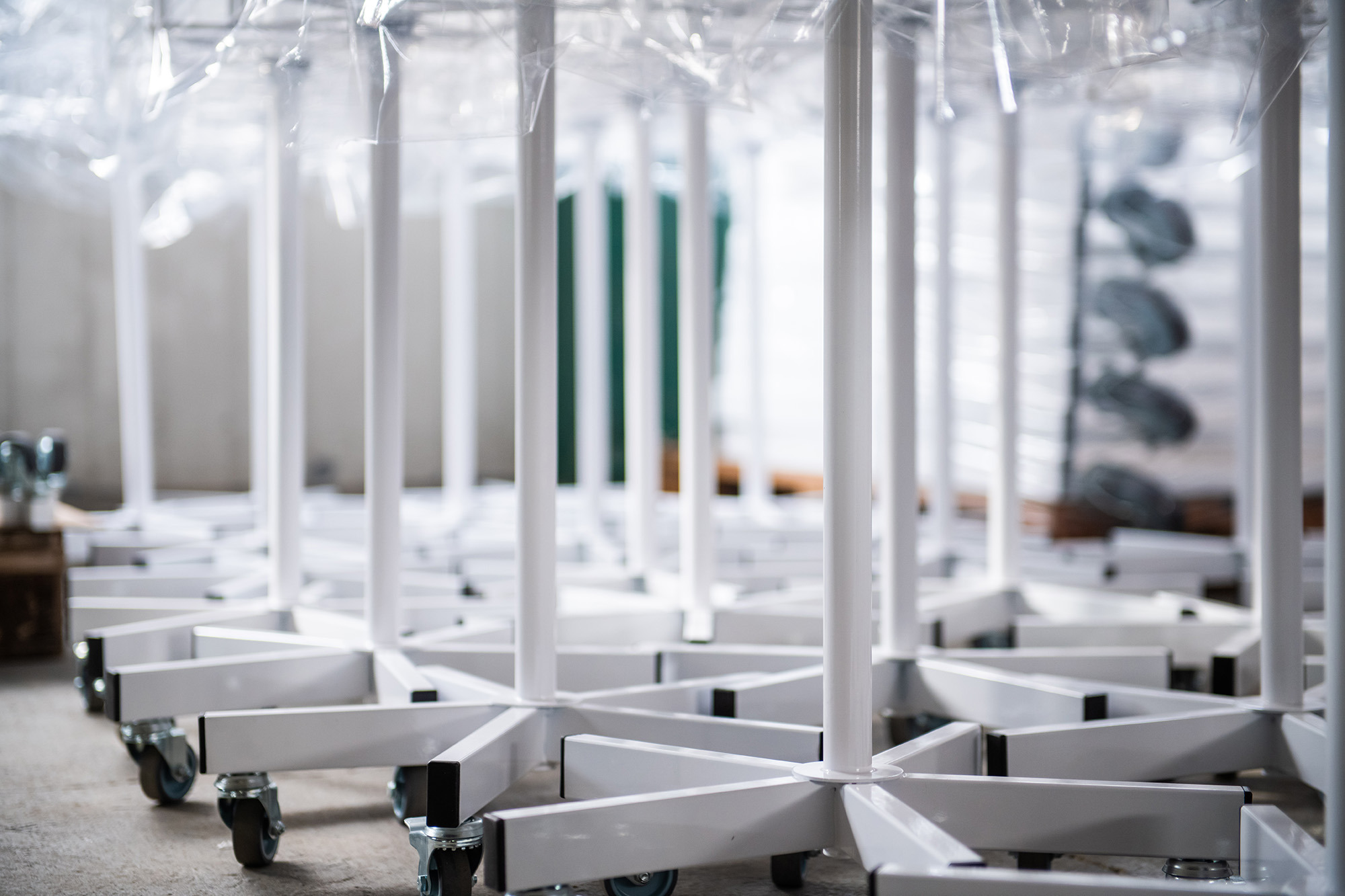 Przykładowa realizacja - lakierowane proszkowo, w pełni uzbrojone nogi do stojaka obrotowego.