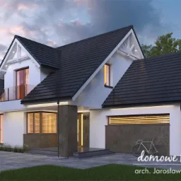 Wizualizacja nowoczesnego domu jednorodzinnego z balkonem, grafitowym dachem i elementami dekoracyjnymi z kamienia naturalnego, oświetlona lampami zewnętrznymi, z rowerem opartym o ścianę.