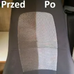 Fotel samochodowy z widoczną różnicą przed i po czyszczeniu tapicerki, podzielony na dwie części, z logo firmy w prawym dolnym rogu.