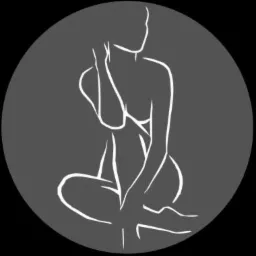 Sylwetka kobiety narysowana białą linią na szarym tle w okręgu, przedstawiająca postać w pozycji siedzącej z podniesioną ręką do głowy.