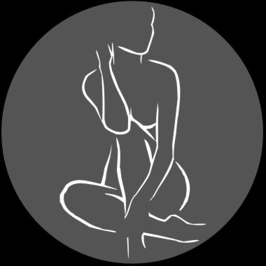 Sylwetka kobiety narysowana białą linią na szarym tle w okręgu, przedstawiająca postać w pozycji siedzącej z podniesioną ręką do głowy.