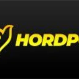 Żółte logo firmy Hordpol na czarnym tle, przedstawiające stylizowanego ptaka w locie.