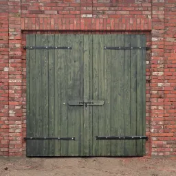 Duże, dwuskrzydłowe, drewniane wrota w kolorze ciemnej zieleni z czarnymi okuciami, zamontowane w ceglanej ścianie. Po lewej stronie widoczny fragment białego samochodu dostawczego.