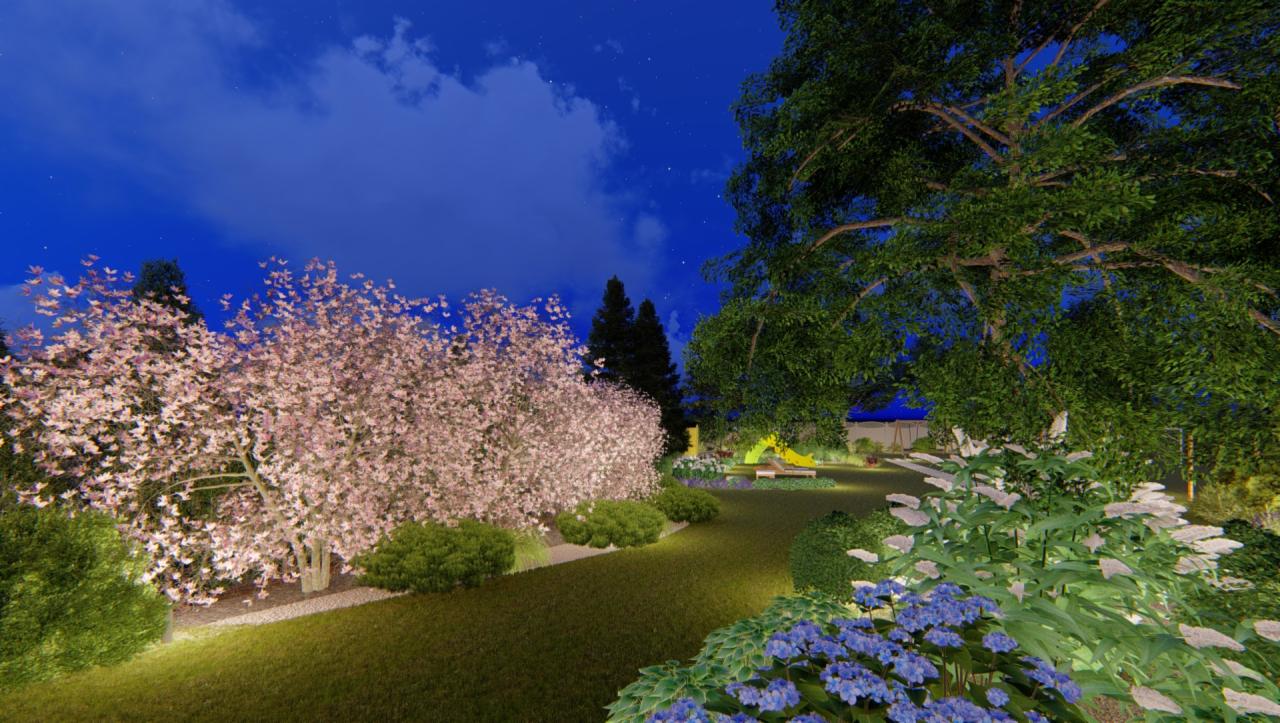 Oświetlony nocą ogród z kwitnącymi drzewami i krzewami, trawnikiem oraz placem zabaw w tle.