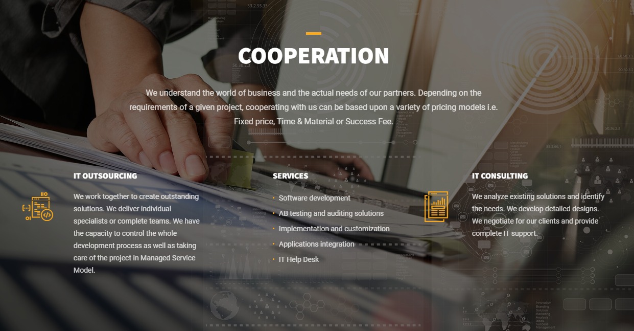 Grafika prezentująca współpracę w obszarze IT, z elementami outsourcingu, rozwoju oprogramowania, testowania, integracji i konsultingu, na tle dłoni przeglądającej dokumenty.