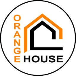 Karolina Przybyło - Logo 'Orange House' w okręgu: pomarańczowy zarys domu, czarny dom w środku, pionowy napis 'ORANGE', poziomy napis 'HOUSE'.