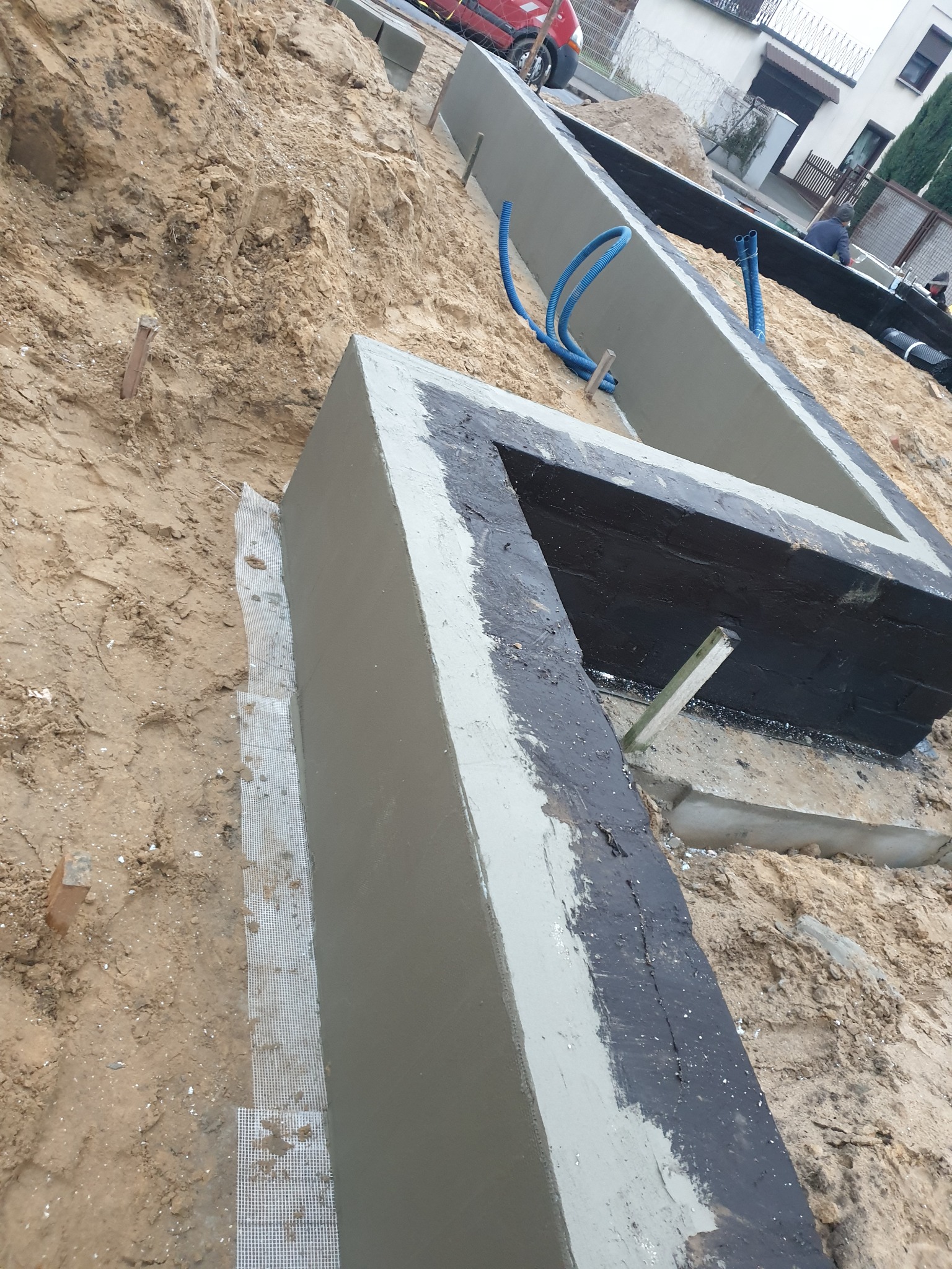 izolacja pionowa fundamentów murowanych z bloczka betonowego