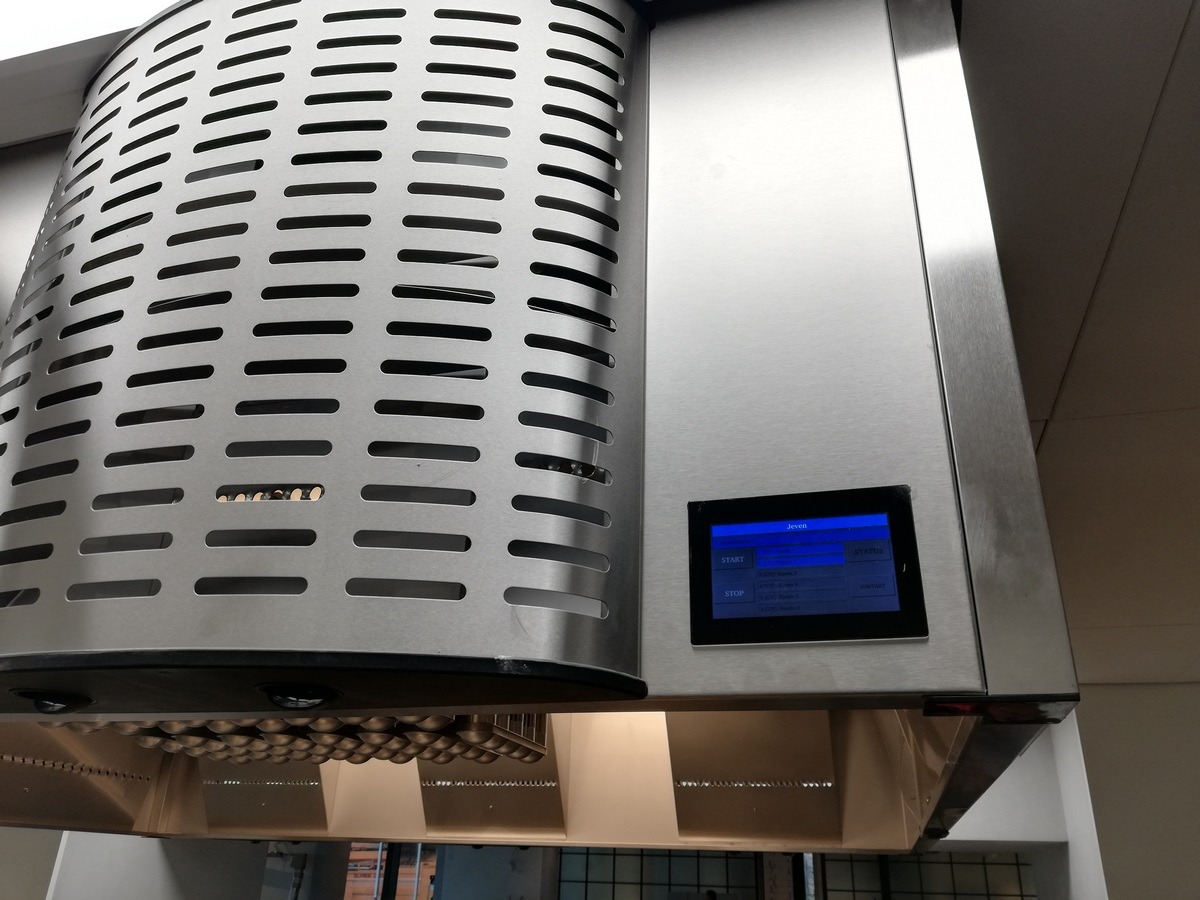 Profesjonalny okap gastronomiczny ze stali nierdzewnej z perforowaną obudową i dotykowym panelem sterowania JEVEN, widok od dołu.