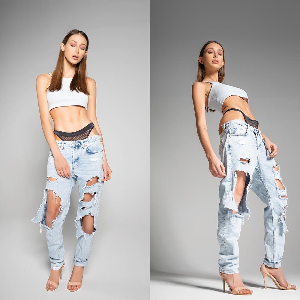 Dwie ujęcia modelki w studyjnym oświetleniu: w białym topie i mocno podartych jasnych jeansach z widoczną bielizną, pozującej na szarym tle.