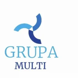 Logo firmy Grupa Multi z trzema niebieskimi łukami tworzącymi okrąg nad nazwą firmy.
