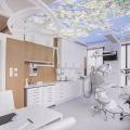 Jasne wnętrze gabinetu lekarskiego z nowoczesnym fotelem, białymi szafkami i sufitem z motywem mapy.