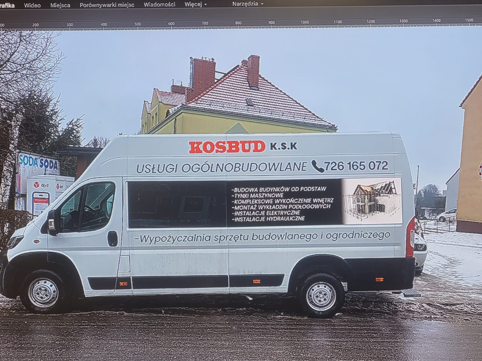 Biały bus firmy KOSBUD K.S.K z usługami ogólnobudowlanymi i numerem telefonu. Na boku reklama z budową domów, tynkami, wykończeniami, montażem podłóg i instalacjami.