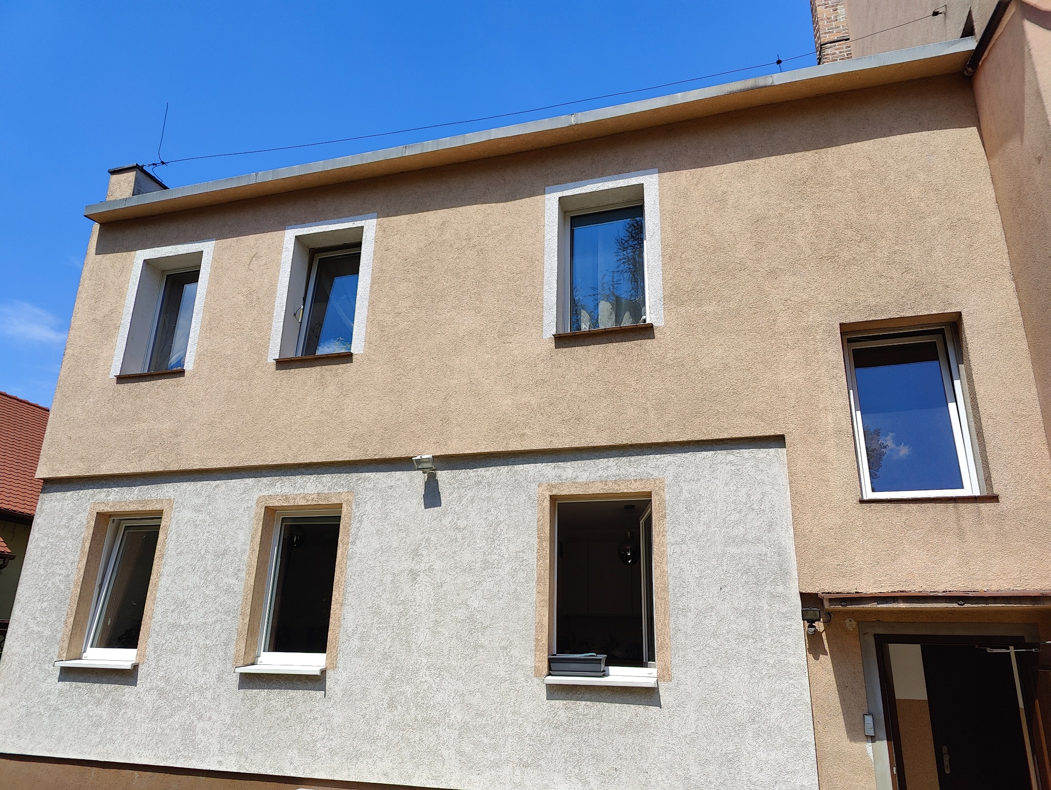 Przed elewacją parteru oraz malowaniem piętra , nowe opierzenie ,okna