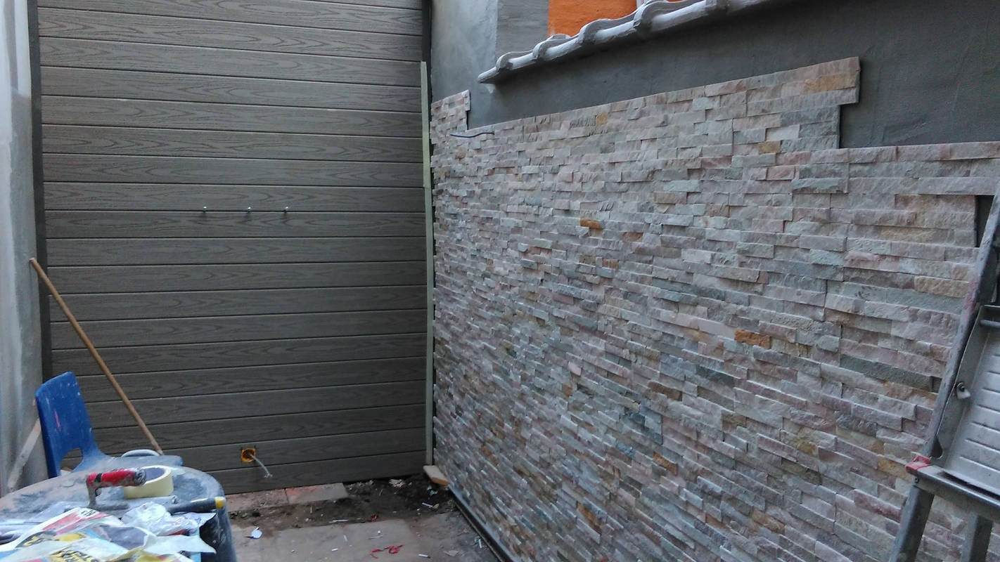 Klejenia. Płytek ozdobnych z kamienia oraz deska ozdobna