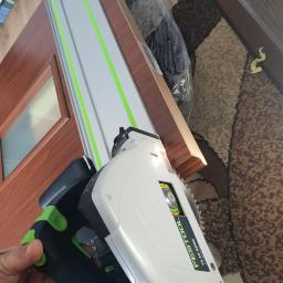 DeWall - Przycinanie drewnianych drzwi wewnętrznych za pomocą pilarki Festool z szyną prowadzącą na dywanie.