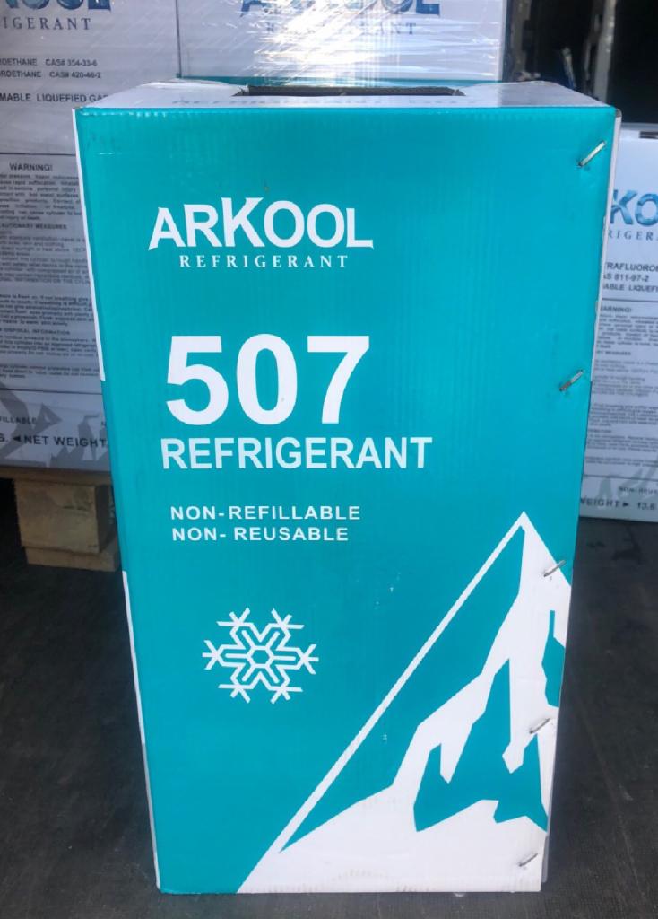 Pudło z napisem ARKOOL REFRIGERANT 507, zawierające czynnik chłodniczy, oznaczony jako 'NON-REFILLABLE NON-REUSABLE', z symbolem płatka śniegu i gór.